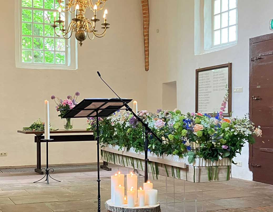 Kosten uitvaart Kerkje bloemenband