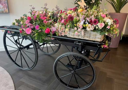 Loopkoets uitvaart met bloemen